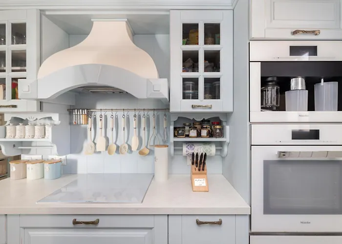 Helios On Golden فيلة كريس أكتي